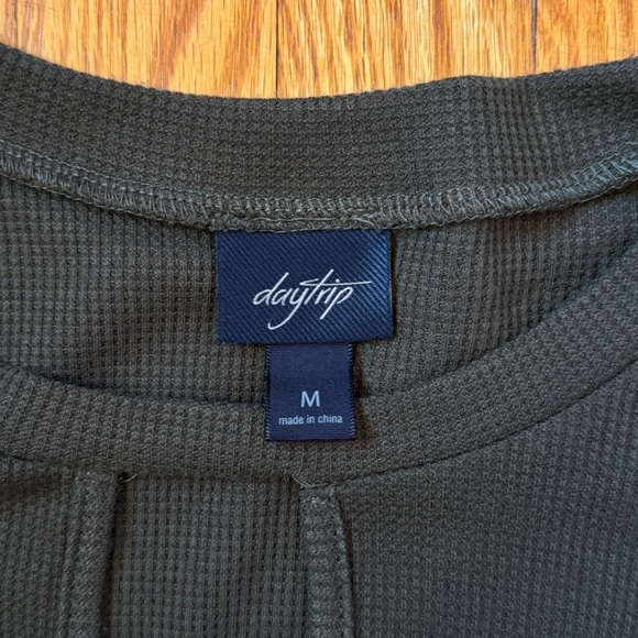 Daytrip Dusty Olive Floral Sleeve Side Tie Long Sleeve Women’s Size Medium - Picture 9 of 14